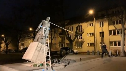 Pomnik ks. Jankowskiego przewrócony. Trzy osoby zatrzymane