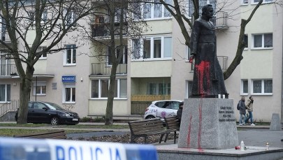 Pomnik ks. prałata Jankowskiego oblany farbą