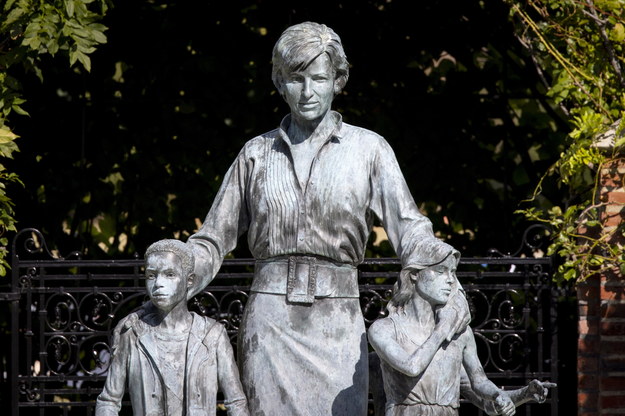Pomnik księżnej Diany na terenie Pałacu Kensington /Tolga Akmen /PAP/EPA