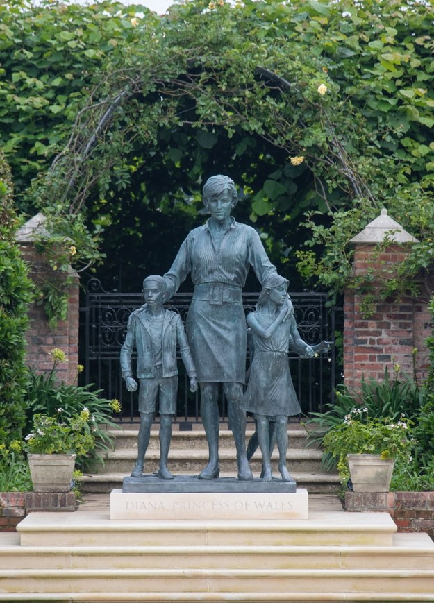 Pomnik księżnej Diany, odsłonięty przez Williama i Harry'ego w ogrodach Pałacu Kensington /DOMINIC LIPINSKI/POOL /PAP/EPA