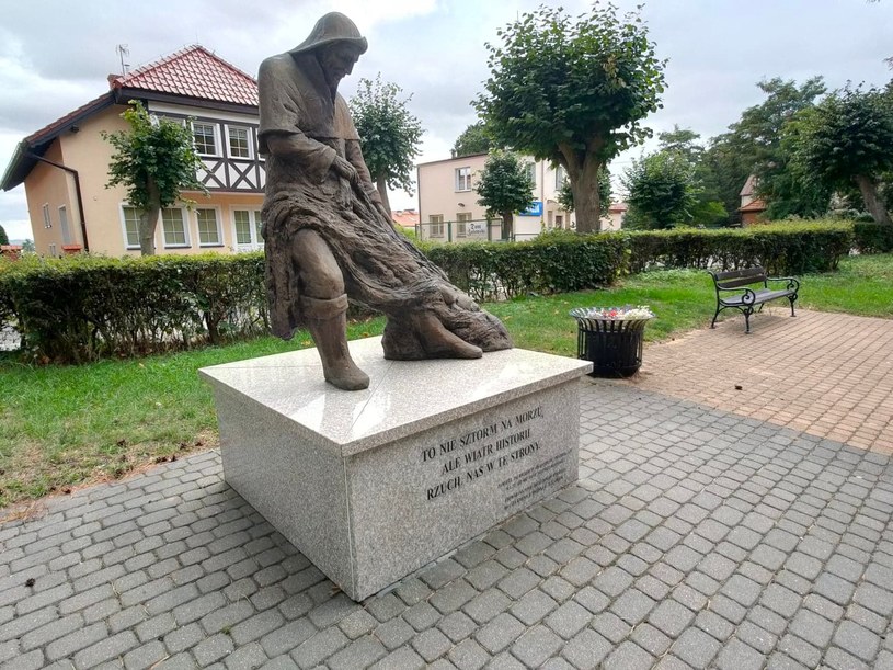 Pomnik ku pamięci pierwszych osadników w Krynicy Morskiej po II wojnie światowej. W latach 1947-1958 miejscowość ta nazywała się Łysica /Wiktor Kazanecki /INTERIA.PL