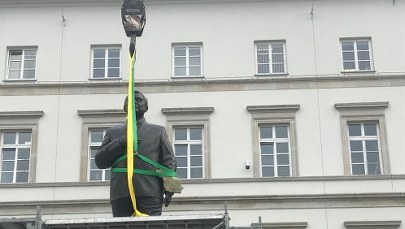 Pomnik Lecha Kaczyńskiego już na placu Piłsudskiego [ZDJĘCIA I FILM]