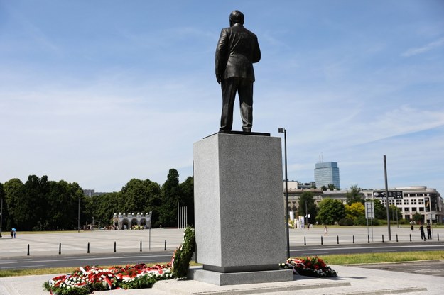 Pomnik Lecha Kaczyńskiego na pl. Piłsudskiego /Rafał Guz /PAP