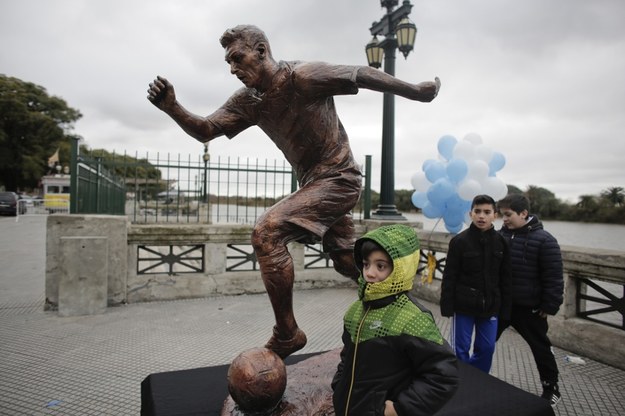 Pomnik Lionela Messiego jeszcze w całej okazałości /East News