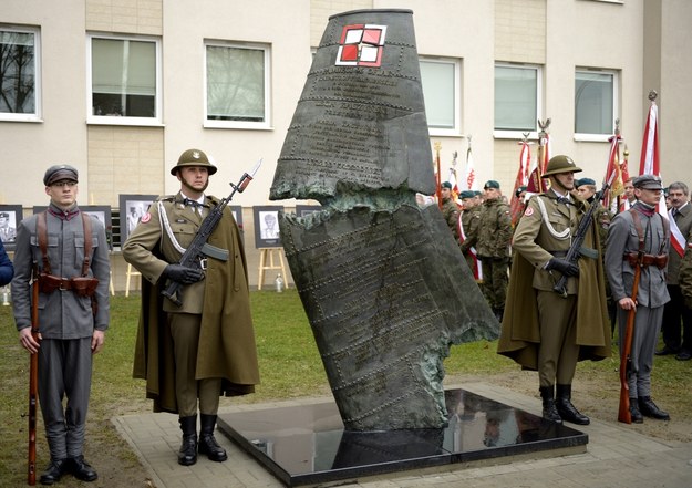 Pomnik ma kształt złamanego skrzydła samolotu /PAP/Darek Delmanowicz /PAP