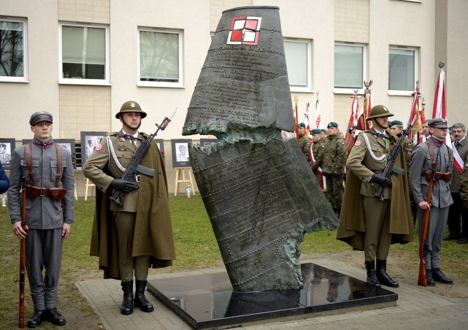 Pomnik ma kształt złamanego skrzydła samolotu /PAP/Darek Delmanowicz /PAP