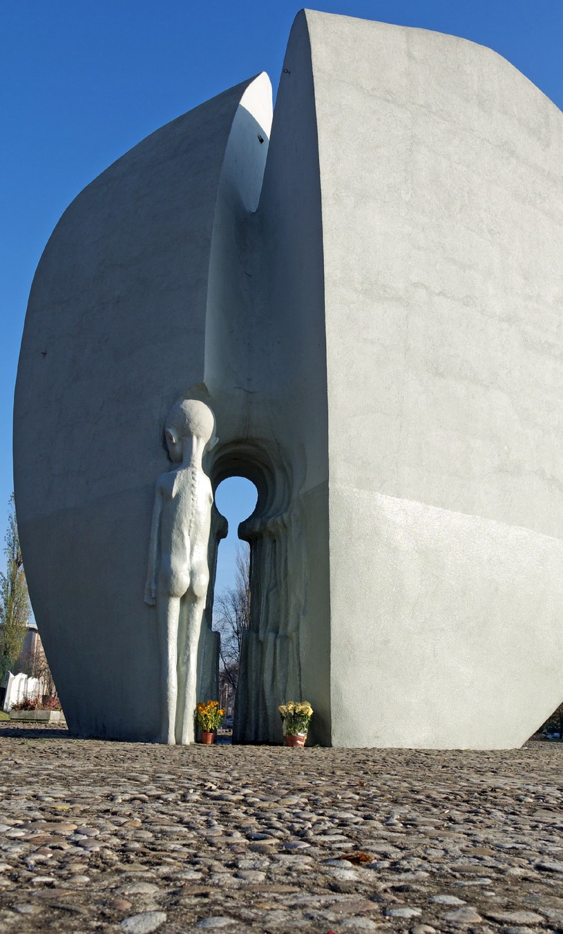 Pomnik Martyrologii Dzieci zwany Pomnikiem Pękniętego Serca - park Szarych Szeregów w Łodzi /Dawid Lasociński /Agencja FORUM