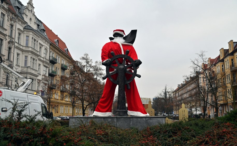 Pomnik marynarza w nietypowym stroju /	Marcin Bielecki   /PAP