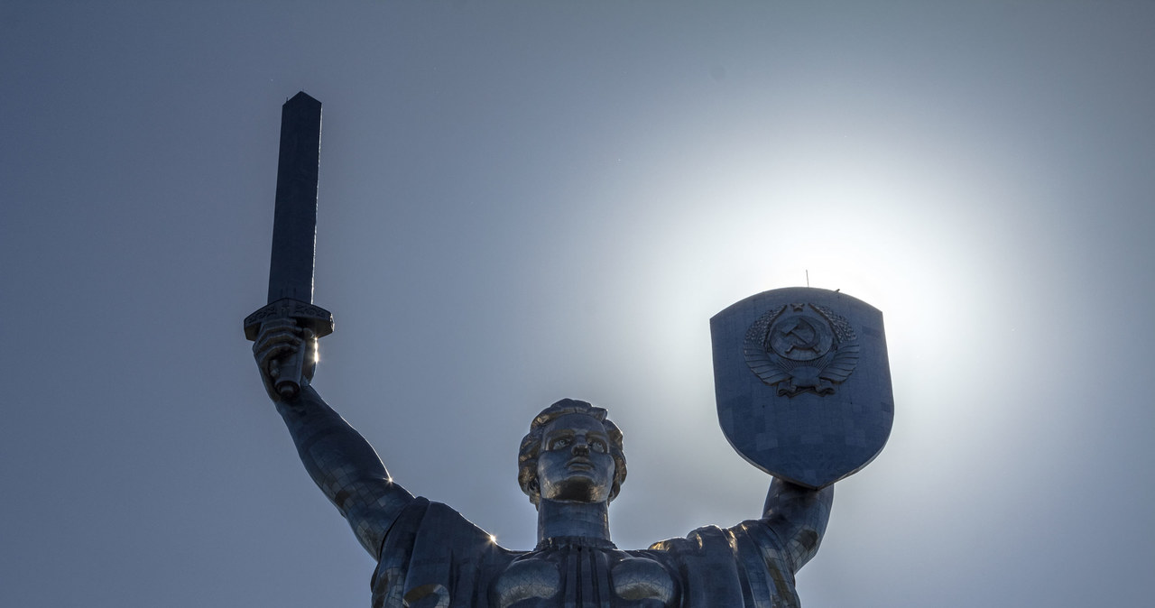Pomnik Matki Ojczyzny w Kijowie. Ukraińcy radykalnie rozwiązuja problem kredytów walutowych /123RF/PICSEL