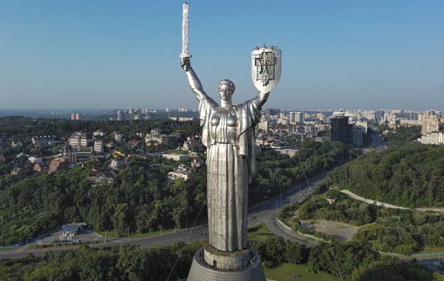Pomnik "Matki Ojczyzny" z ukraińskim trójzębem na tarczy /SERGEY DOLZHENKO /PAP/EPA