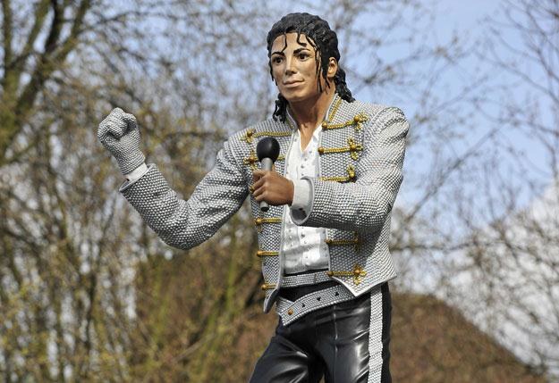 Pomnik Michaela Jacksona przed stadionem Fulham Londyn. Podoba Wam się? /arch. AFP