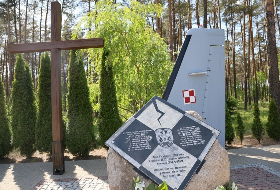Pomnik Ofiar Katastrofy Samolotu CASA z 2008 roku /Wojciech Olkusnik /East News