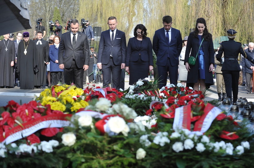 Pomnik Ofiar Katastrofy Smoleńskiej na Cmentarzu Wojskowym na Powązkach /PAP