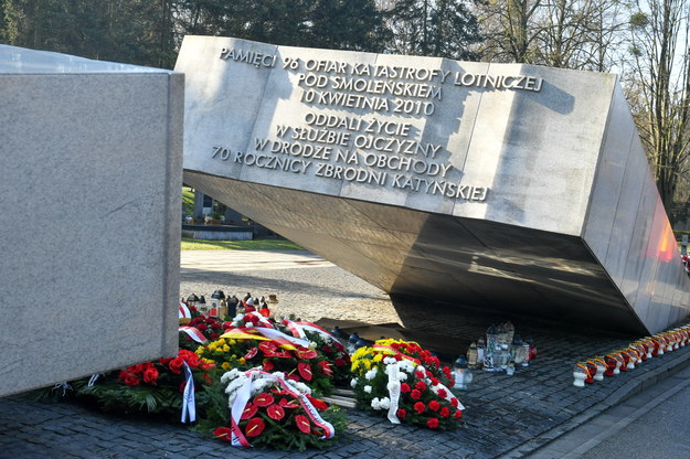 Pomnik ofiar katastrofy smoleńskiej na Powązkach /Andrzej Lange /PAP