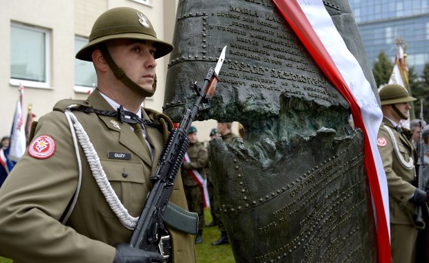 Pomnik ofiar katastrofy smoleńskiej odsłonięto w Rzeszowie