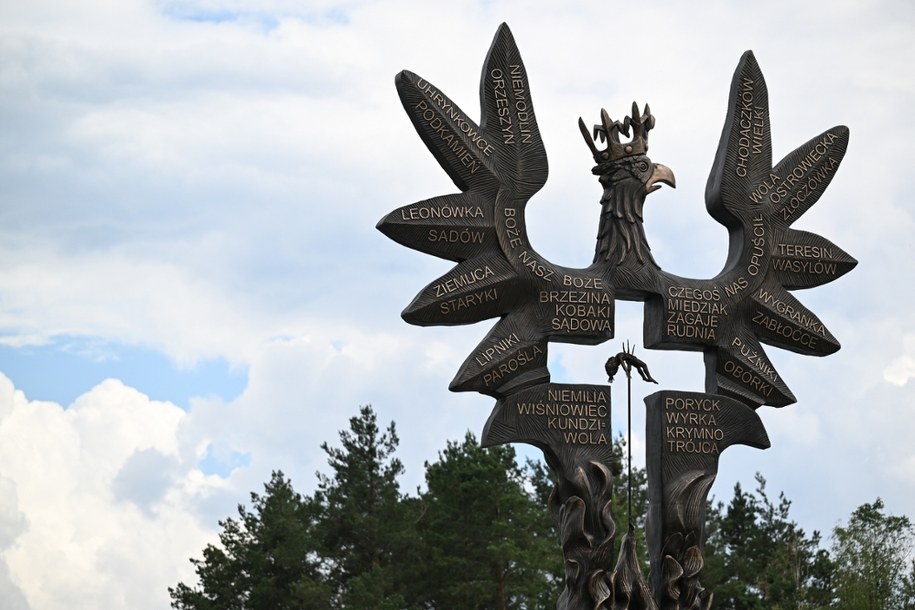 Pomnik Ofiar Rzezi Wołyńskiej w Domostawie, który został zdewastowany przez 17-latka z Ukrainy /Darek Delmanowicz /PAP