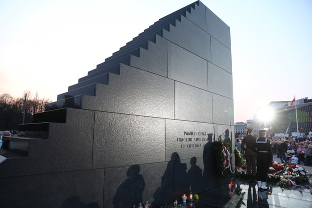 Pomnik Ofiar Tragedii Smoleńskiej został odsłonięty wczoraj /	Rafał Guz   /PAP