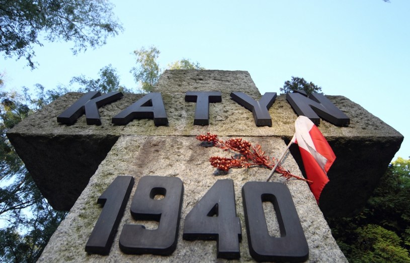 Pomnik Ofiar Zbrodni Katyńskiej na warszawskich Powązkach /Stanisław Kowalczuk /East News