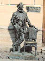 Pomnik Ostapa Bendera, głównego bohatera powieści Dwanaście krzeseł, Sankt Petersburg /Encyklopedia Internautica