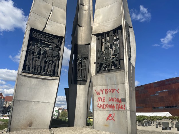 Pomnik Poległych Stoczniowców został zniszczony przez chuliganów /Stanisław Pawłowski /RMF FM