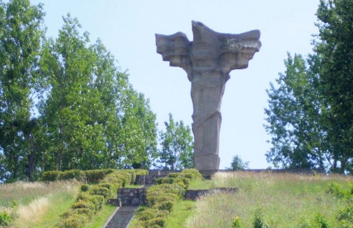 Pomnik postawiony na rocznicę bitwy pod Cedynią w 1972 roku /Wikimedia Commons /INTERIA.PL/materiały prasowe