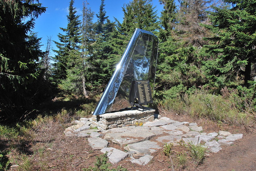 Pomnik postawiony w miejscu katastrofy, ufundowany w jej 40. rocznicę /Wikimedia Commons /domena publiczna