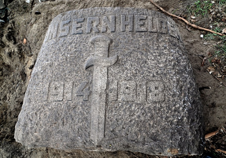 Pomnik poświęcony mieszkańcom Kijewa poległym podczas pierwszej wojny światowej /	Marcin Bielecki   /PAP