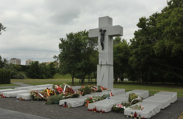 Pomnik poświęcony Ofiarom Zbrodni Wołyńskiej na Skwerze Wołyńskim w Warszawie. /Radek Pietruszka /PAP