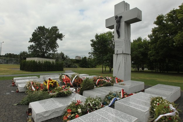 Pomnik poświęcony Ofiarom Zbrodni Wołyńskiej na Skwerze Wołyńskim w Warszawie /Radek Pietruszka /PAP