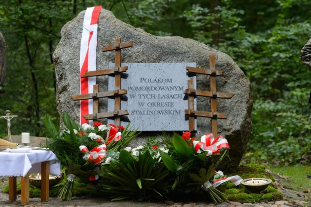 Pomnik poświęcony więźniom politycznym okresu stalinowskiego odsłonięty w Nadleśnictwie Babki pod Poznaniem /Jakub Kaczmarczyk /PAP