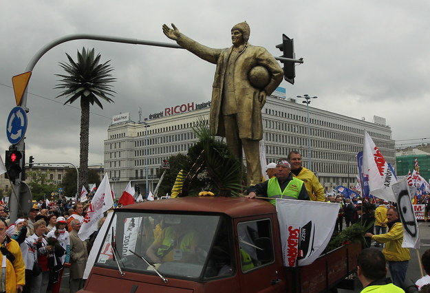 Pomnik premiera Donald Tuska przygotowany przez "Solidarność" /Radek Pietruszka /PAP
