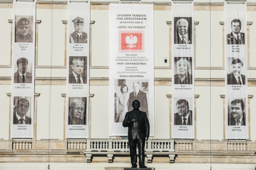 Pomnik prezydenta Lecha Kaczyńskiego, a w tle portrety ofiar katastrofy smoleńskiej /Adam Burakowski /East News