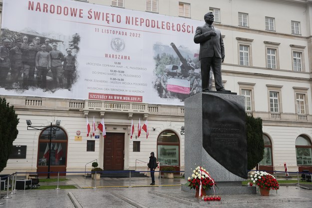 Pomnik prezydenta Lecha Kaczyńskiego na pl. Piłsudskiego w Warszawie / 	Leszek Szymański    /PAP