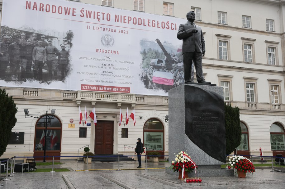 Pomnik prezydenta Lecha Kaczyńskiego na pl. Piłsudskiego w Warszawie / 	Leszek Szymański    /PAP