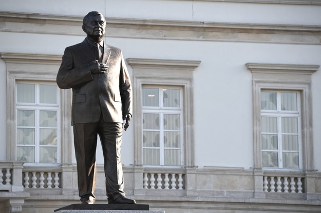 Pomnik prezydenta Lecha Kaczyńskiego na Placu Piłsudskiego w Warszawie. /Radek Pietruszka /RMF FM