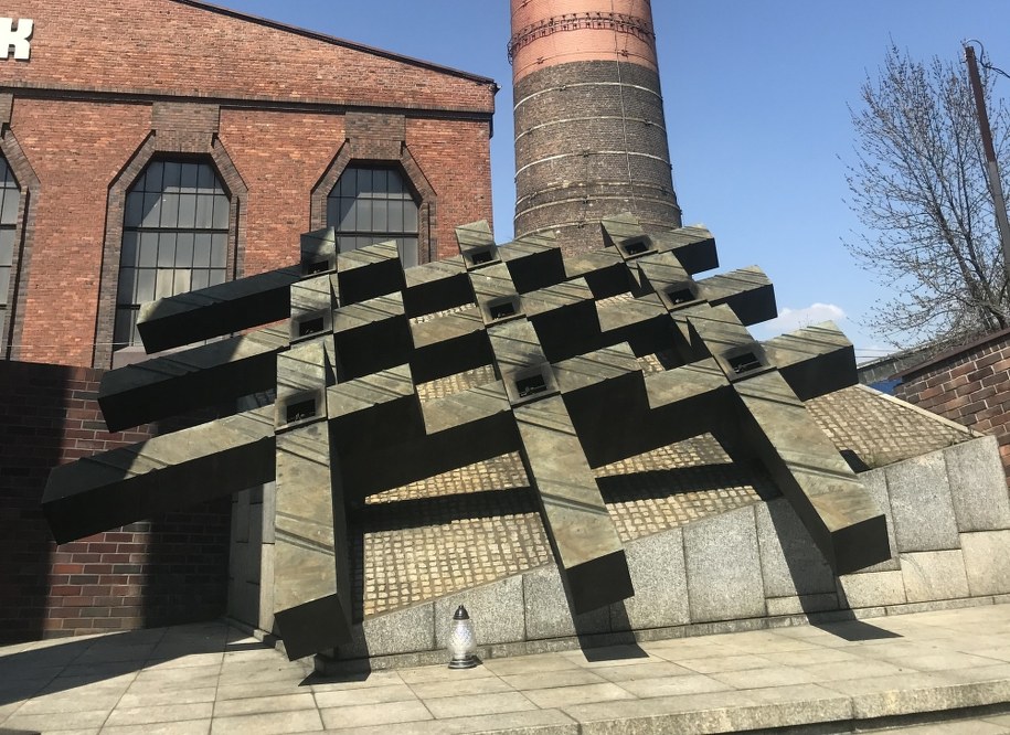 Pomnik przed kopalnią "Wujek" w Katowicach /Marcin Buczek /RMF FM