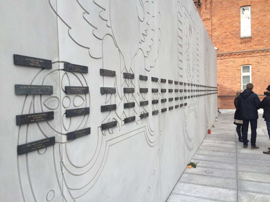 Pomnik przy Domu Weterana /Mariusz PIekarski /RMF FM