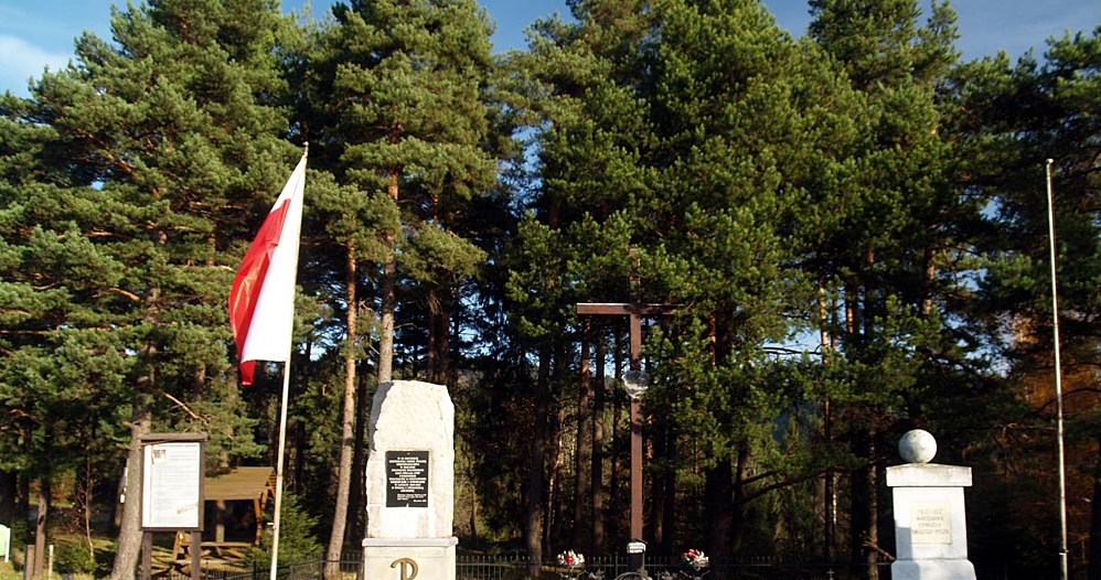 Pomnik Spotkań Pokoleń na Przełęczy Rydza Śmigłego w Chyszówkach /Małgorzata Żyłko /INTERIA.PL