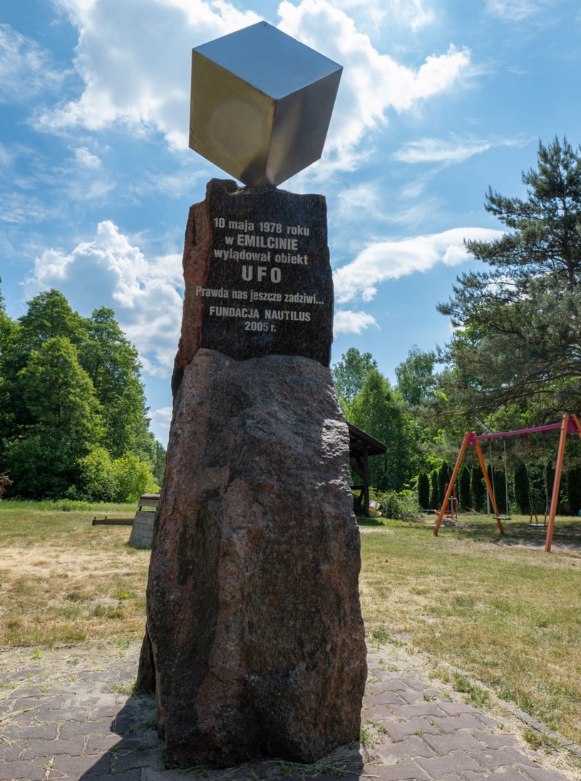 Pomnik UFO został postawiony przez Fundację Nautilus, aby upamiętnić spotkanie Jana Wolskiego z UFO w Emilcinie w 1978 roku /archiwum prywatne