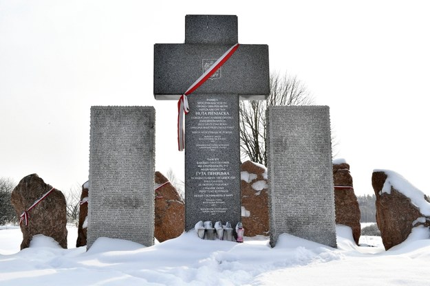 Pomnik upamiętniający mord mieszkańców polskiej miejscowości Huta Pieniacka na Ukrainie /Darek Delmanowicz /PAP