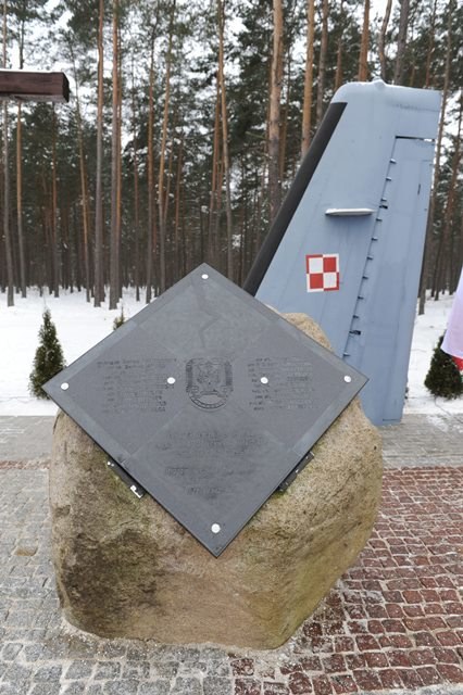 Pomnik upamiętniający ofiary katastrofy CASA /Marcin Bielecki /PAP