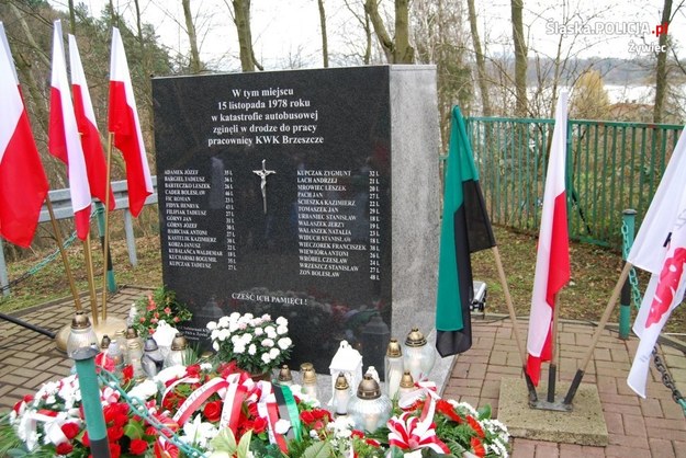 Pomnik upamiętniający ofiary katastrofy w Wilczym Jarze /KPP Żywiec /Policja