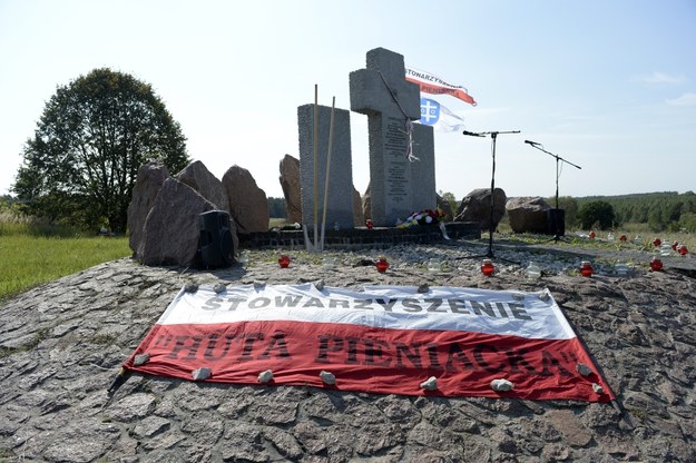 Pomnik upamiętniający ofiary rzezi w Hucie Pieniackiej na Ukrainie /Darek Delmanowicz /PAP