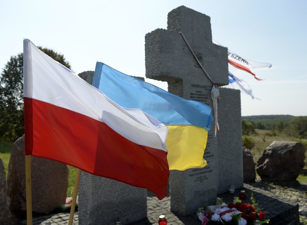 Pomnik upamiętniający ofiary rzezi w Hucie Pieniackiej na Ukrainie /Darek Delmanowicz /PAP