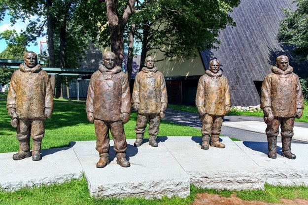 Pomnik w Oslo pierwszych zdobywców bieguna południowego - od lewej: Roald Amundsen, Olav Bjaaland, Sverre Hassel, Oscar Wisting, Helmer Hanssen. /Shutterstock