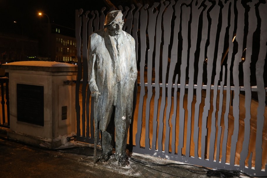 Pomnik Władysława Bartoszewskiego na mostku na rzece Białej w Białymstoku /Artur Reszko /PAP