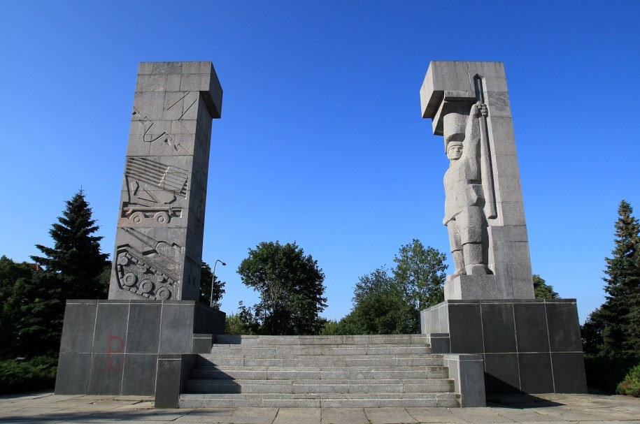 Pomnik Wyzwolenia Ziemi Warmińsko-Mazurskiej, odsłonięty jako Pomnik Wdzięczności Armii Radzieckiej, dłuta Xawerego Dunikowskiego / 	Tomasz Waszczuk    /PAP