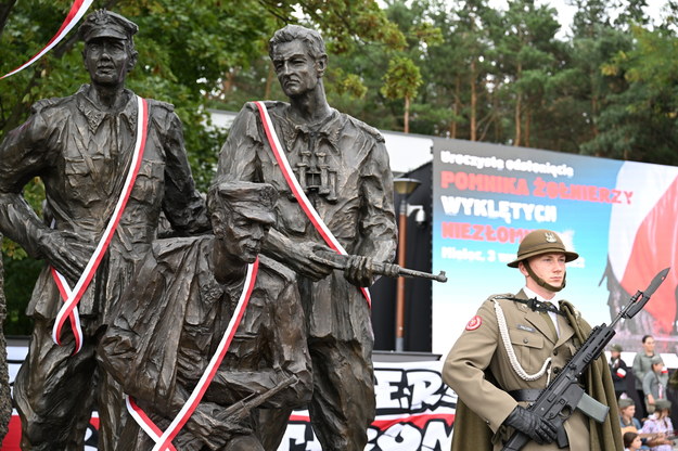 Pomnik Żołnierzy Wyklętych Niezłomnych w Parku Leśnym "Góra Cyranowska" w Mielcu /	Darek Delmanowicz   /PAP
