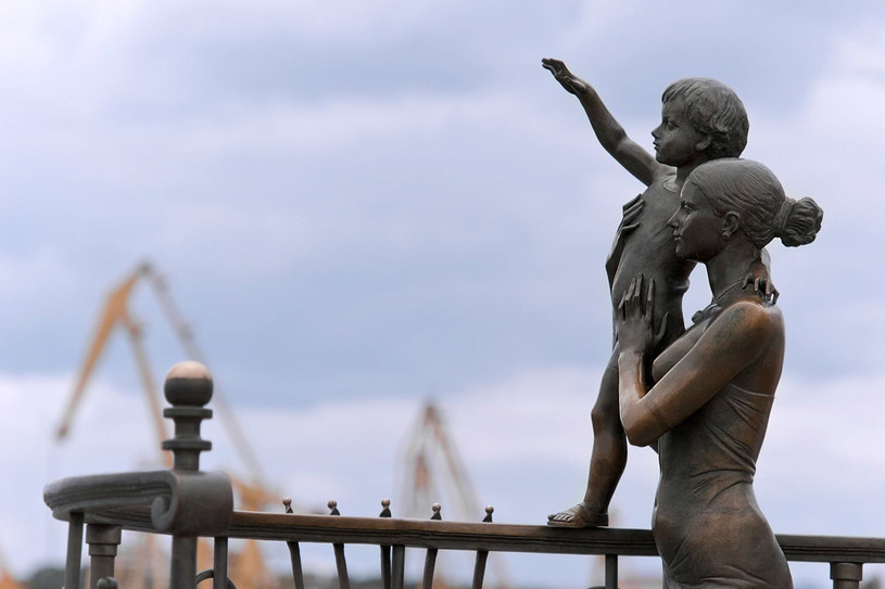 Pomnik żony marynarza nad brzegiem morza wiernie oddaje smutek rodzinnej rozłąki /123RF/PICSEL