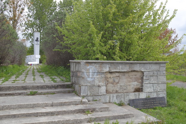 Pomnik został zdewastowany w nocy z soboty na niedzielę /Tomasz Waszczuk /PAP